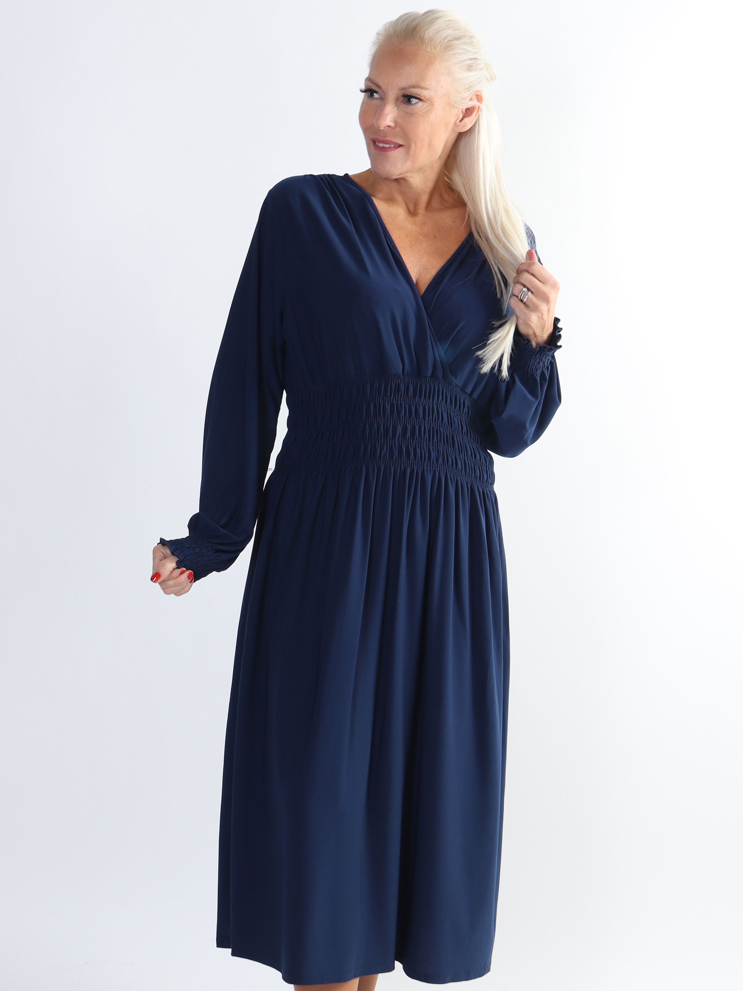 Pams Plain Midi L/S - Elastisk kjole i plus size med smock